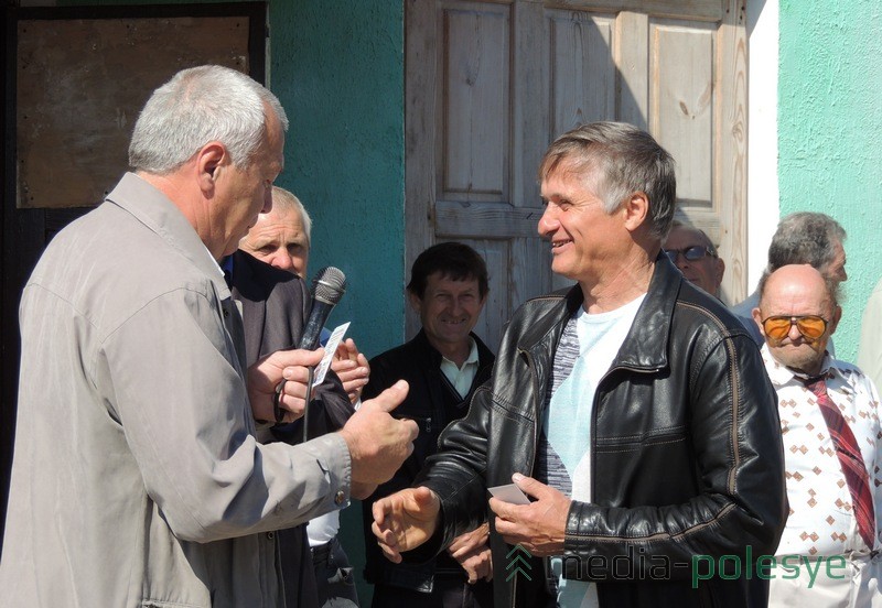 Директор Городнянской школы Фёдор Николаевич Гмир (второй слева) теперь состоит в ветеранской организации