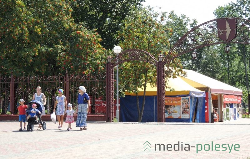 Фестивальный павильон развернулся в городском парке Столина