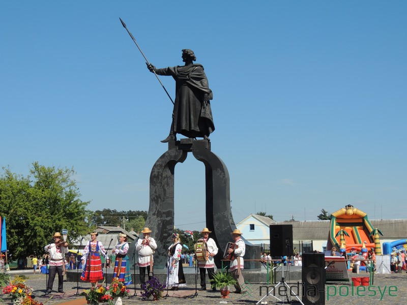 Выступает заслуженный любительский  коллектив Республики Беларусь ансамбль народной музыки  «Выцінанка»