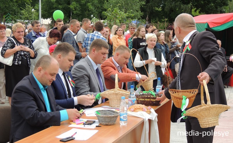 Члены жюри подсчитывают голоса зрителей, а зрители внимательно следят за процессом подсчёта голосов