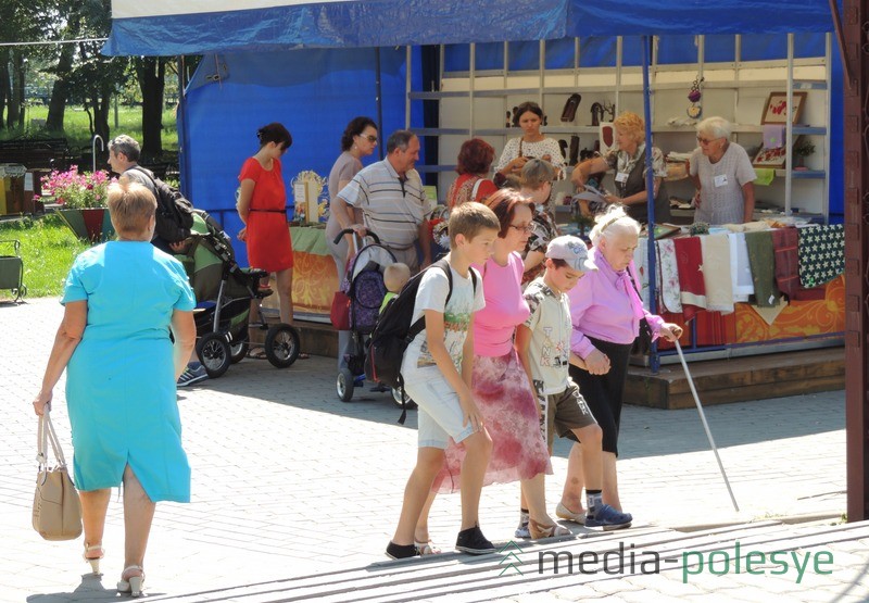 В городском парке в эти дни работает ещё и выставка-продажа изделий Центра поддержки молодых инвалидов