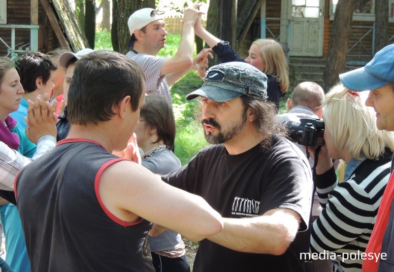 С ребятами работают режиссёры особых театров. Фото из архива Медиа-Полесья