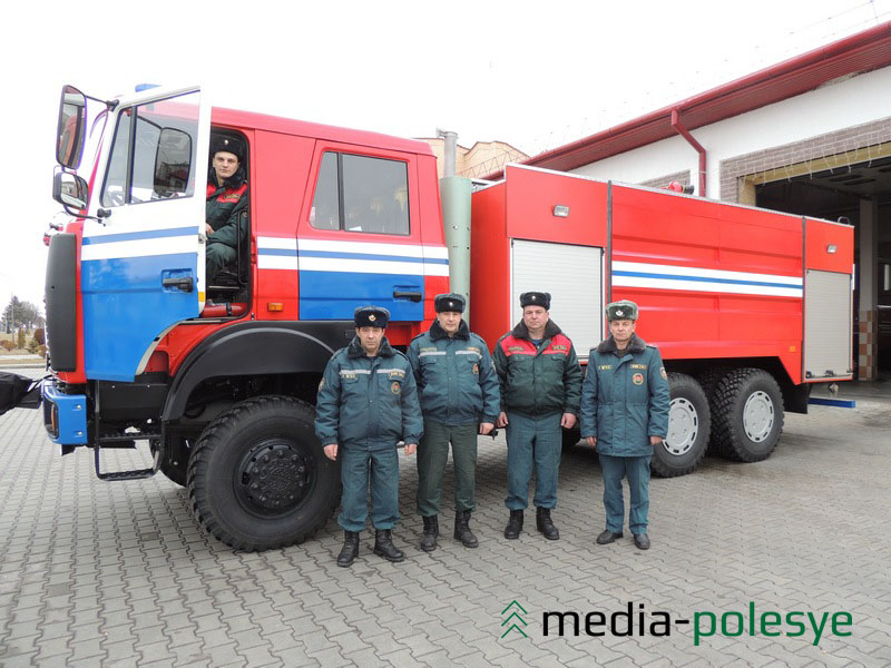  Бойцы ПАСЧ-1 г.Столина на деле опробовали новую автоцистерну.  Водитель Василий Полховский, начальник караула – капитан Виктор Панкевич, командир отделения Андрей Лопатин, водитель Игорь Добринец и начальник 1-й части – майор Дмитрий Бондарчук (слева направо).