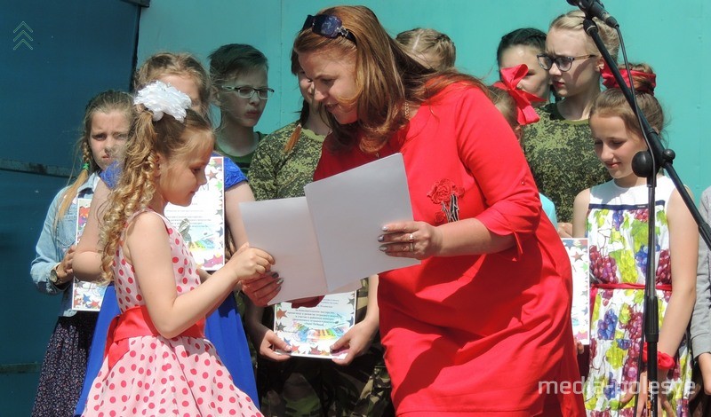  Галоўны спецыяліст аддзела адукацыі, спорту і турызму Столінскага райвыканкама Алена Максімовіч узнагароджвае Марыю Пульман з СШ №3 г.Століна