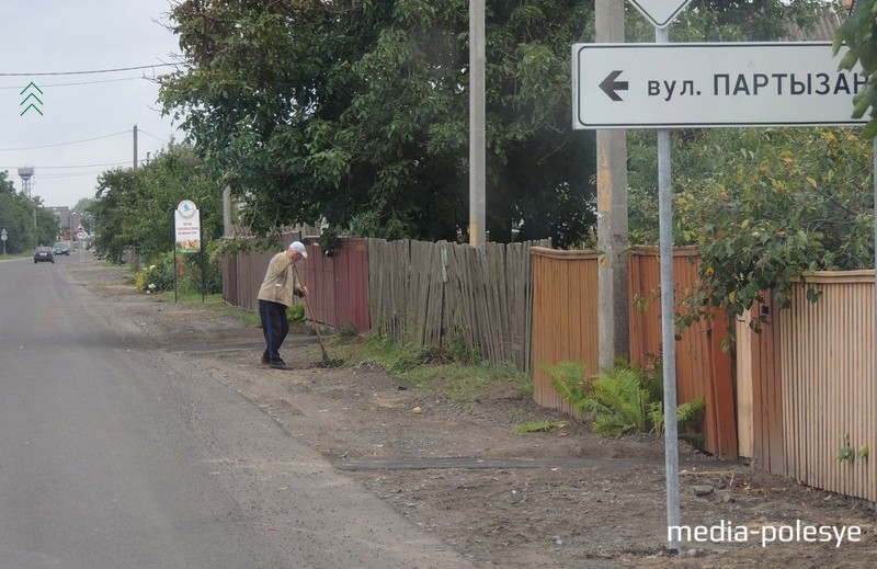 Городчуки тоже наводят порядок около своих дворов