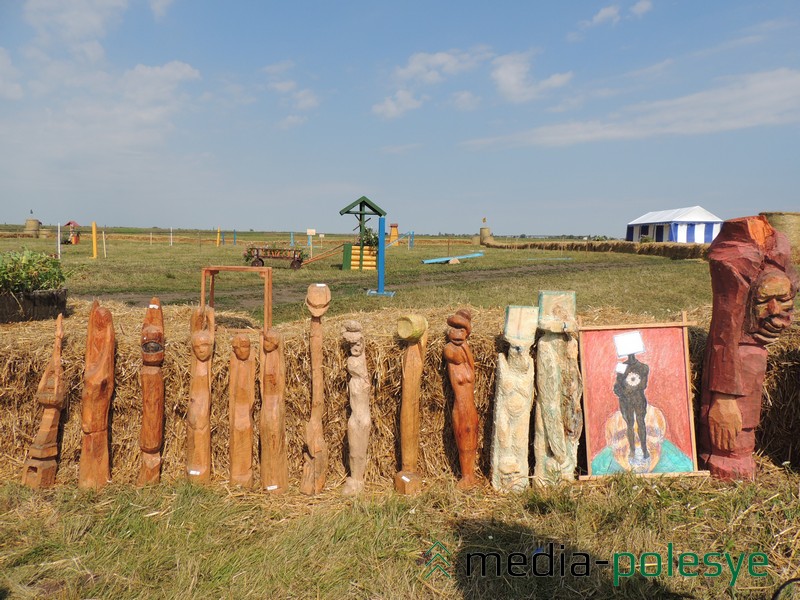 Нядаўна зробленыя драўляных скульптур майстра можна было ўбачыць пад час правядзення коннага фестывалю ў Рамлі