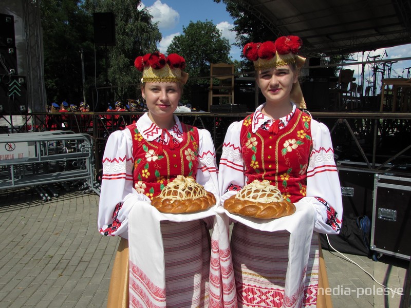 Гостей встречали хлебом и солью