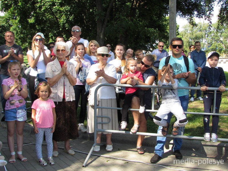 Выступления в городском парке продлятся до позднего вечера.