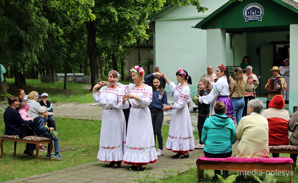 Гости праздника участся танцевать «Краковяк»