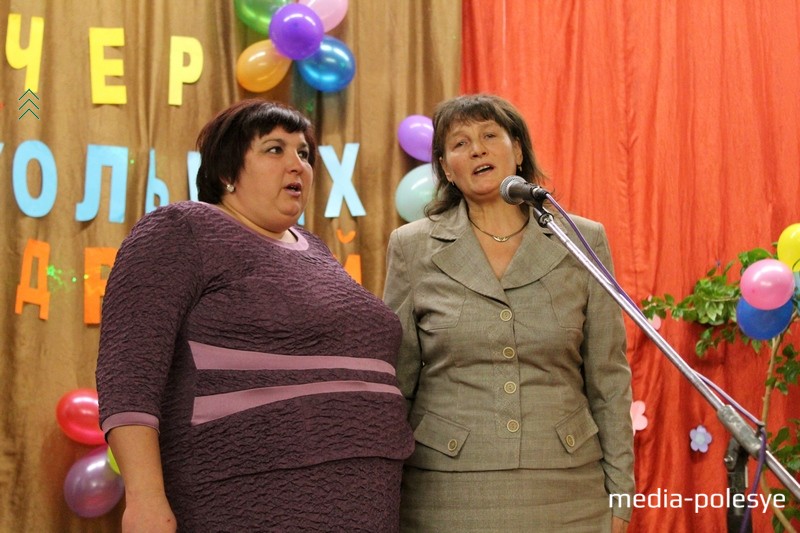Татьяна Ольшевская и Татьяна Ничипорчик поют для юбиляров школы