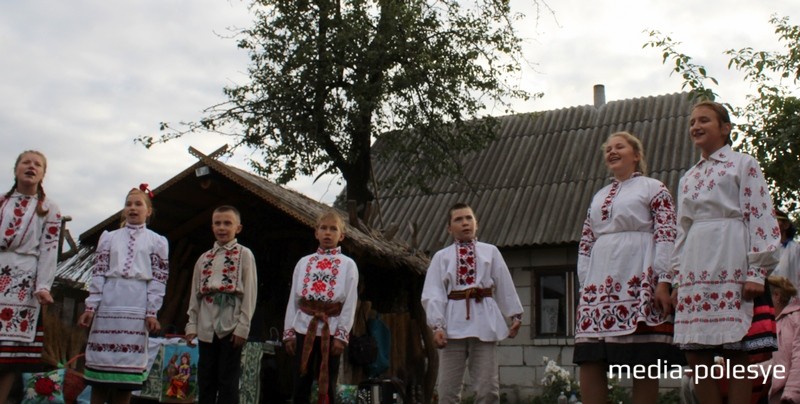 Выступает коллектив «Дятловичский подлесок»