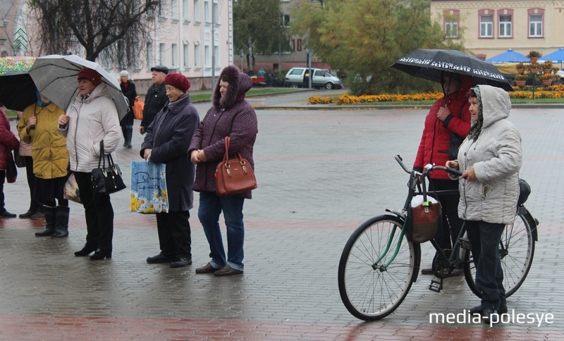 Считаные зрители наблюдали за концертом на площади