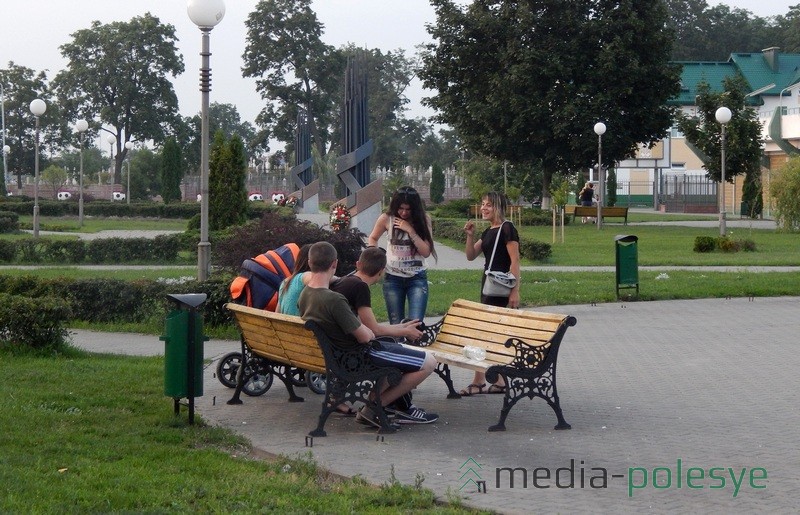 В сквере у стадиона молодёжь приспосабливает лавочки под себя... Чтобы было удобней вести беседу...