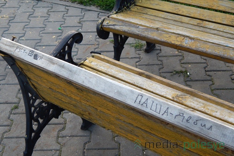 Скамейки стойко переносят бескультурье людей. А эти, что возле стадиона, пора бы и покрасить