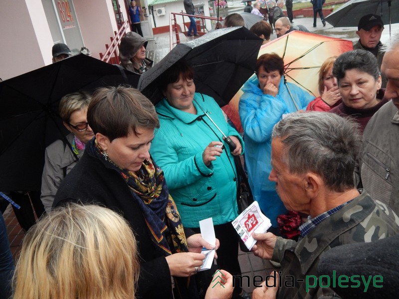 Каждый желающий получил визитную карточку Татьяны Короткевич