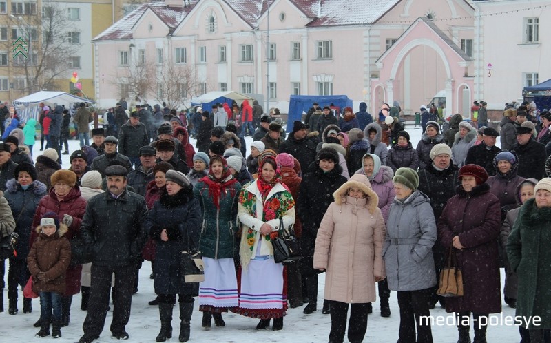 Масленица собрала на праздник сотни лунинан