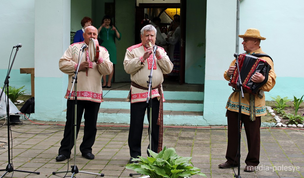 Музыкальный номер в исполнении «Выцінанкі»