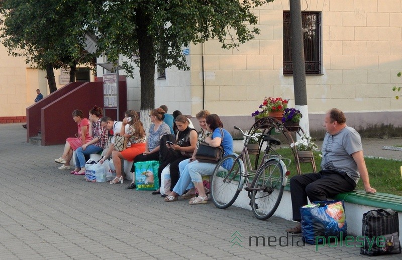 У железнодорожного вокзала лавочки - место встреч и расставаний