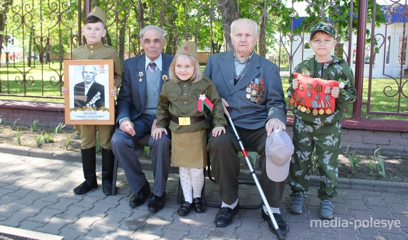 Фото с участниками партизанского движения