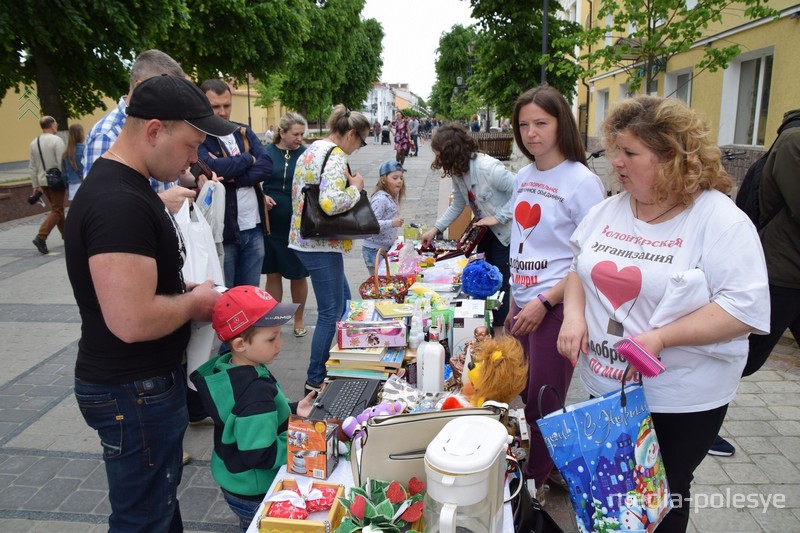 На распродаже можно было обменять пожертвование на любую вещь