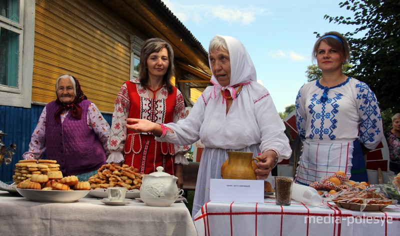 Во многих дворах агрогородка хозяйки накрывали столы и частавали гостей старадавними блюдами