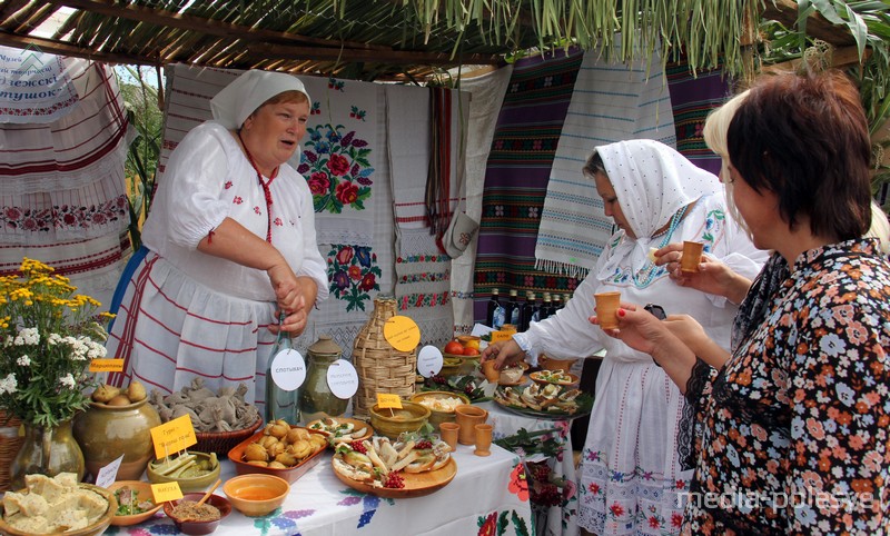 Можно было пачаставацца самагонам