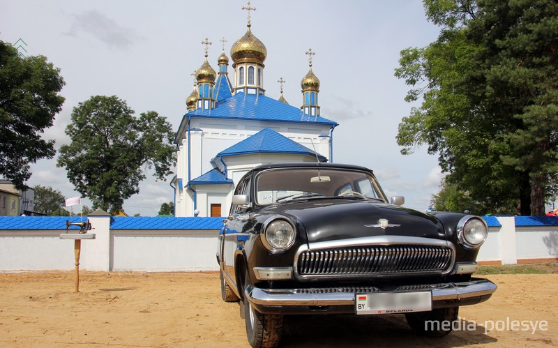 На площадке у церкви была выставка раритетной авто-мото техники 