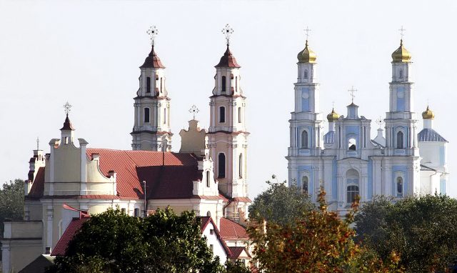 Город Глубокое Витебской области. Костёл и православный храм рядом.