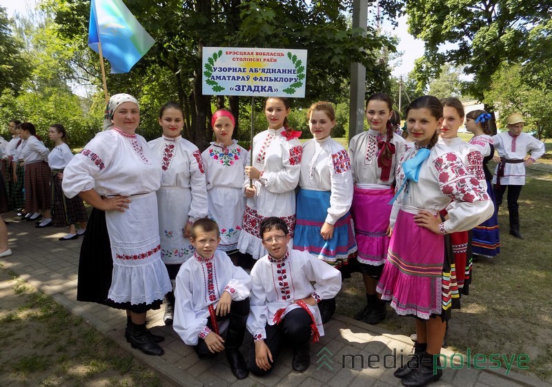 Узорнае аб’яднанне аматараў фальклору “Згадка” з кіраўніком Ірынай Ляшкевіч на фестывалі “Берагіня”