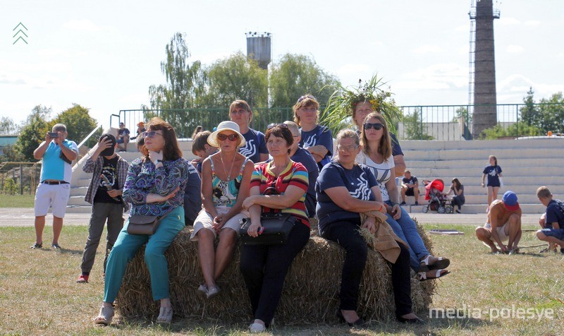 На поле фестиваля были уложены удобные соломенные тюки