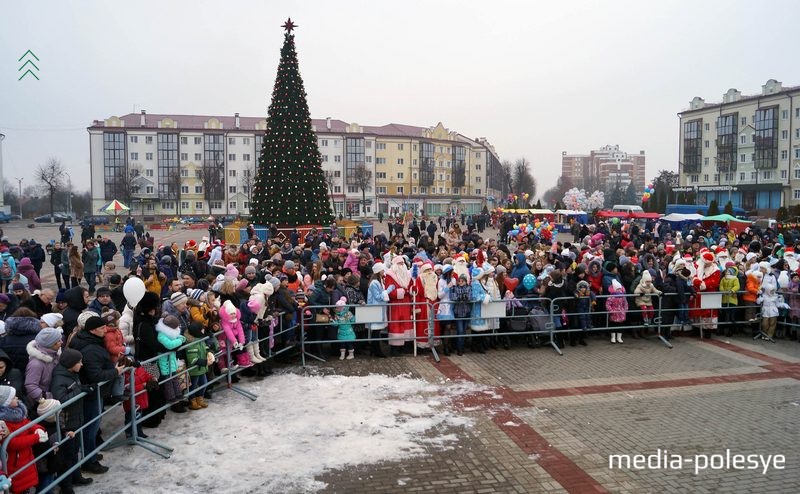 Людей было много, но в выходной день их было бы больше