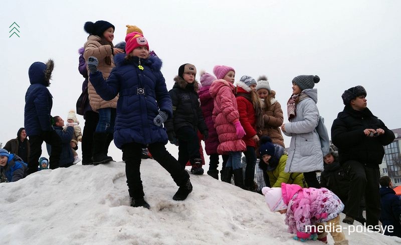 Дети забирались на горку из снега, чтобы лучше было наблюдать за концертом