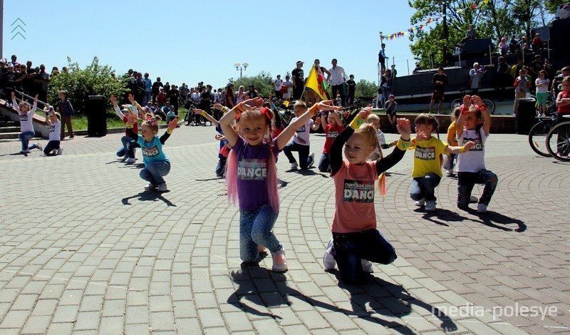 Выступает танцевальная школа Dance