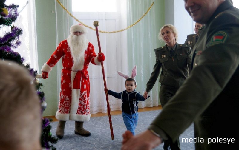 Мальчик Сергей сказал, что  Дед Мороз настоящий и не отходил от него ни на шаг