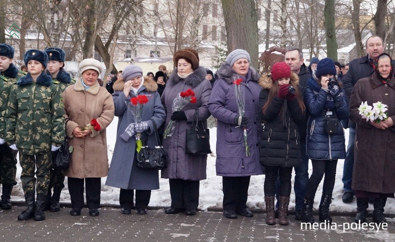 Цветы к памятному знаку