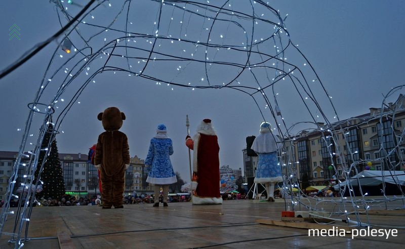 Через мгновение на ёлке загорятся праздничные огни