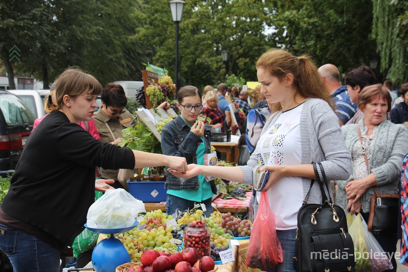 На ярмарке было многолюдно