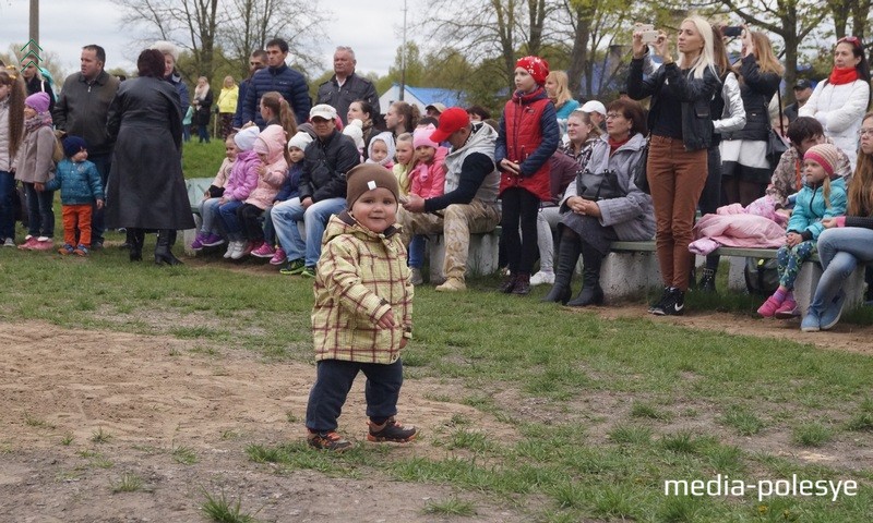 Многие пришли посмотреть выступления своих детей