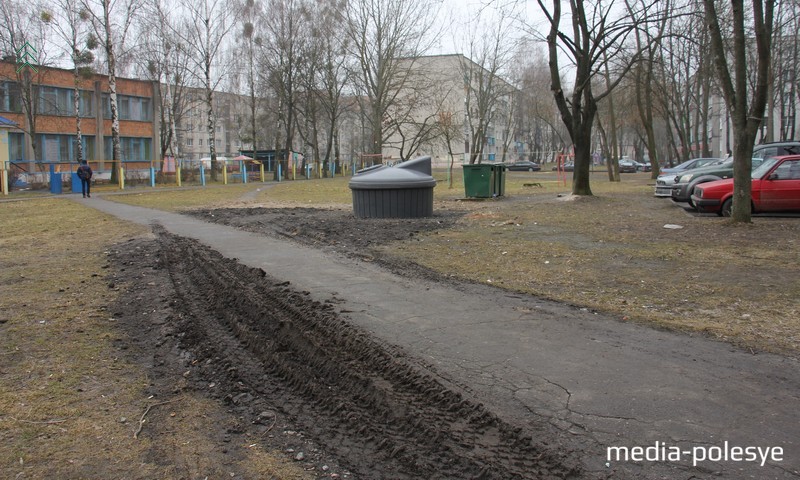 Далее по улице первомайской уже всё плохо. Мусоровоз уничтожает газон, едет по тротуару и маневрирует по газону