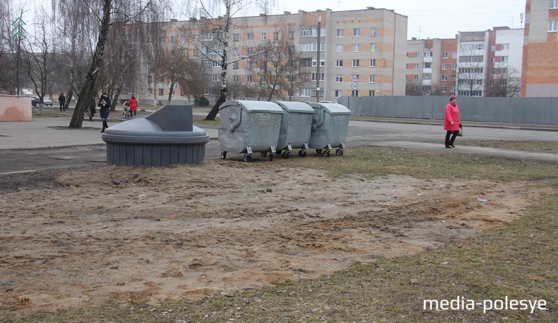 На улице Рокоссовского, вроде бы всё удачно, но опять кто-то ездит по грунту