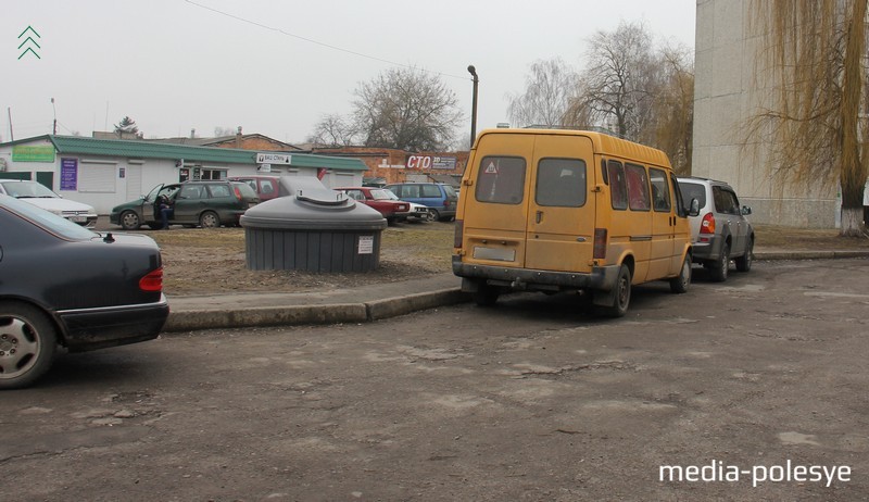 Ну и ситуация, в которой коммунальщики невиноваты. Заглубленный контейнер расположен идеально, но доступ к нему закрыт микроавтобусом. А на контейнере есть объявление с просьбой не ставить в этом месте авто в дневное время