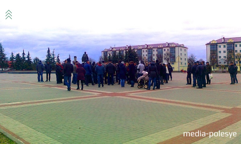 Люди просто стояли и разговаривали между собой