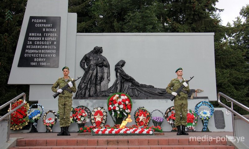 Вечный огонь на братской могиле