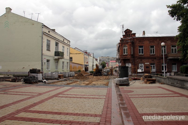 Плитку уложили почти до улицы Бутримовича