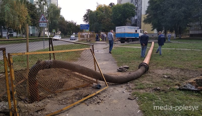 Канализационные стоки пускают в обход повреждённого участка