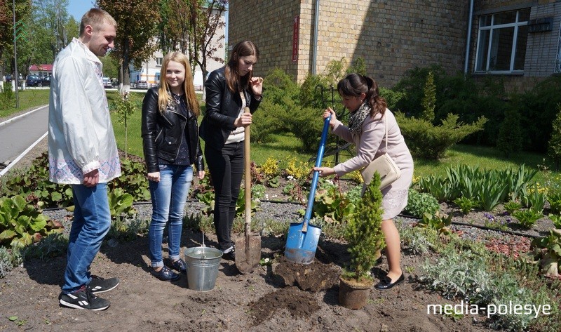 В рамках мероприятия была высажена канадская сосна в память о медсёстрах пинского медучилища, призванных на фронт в 1941 году