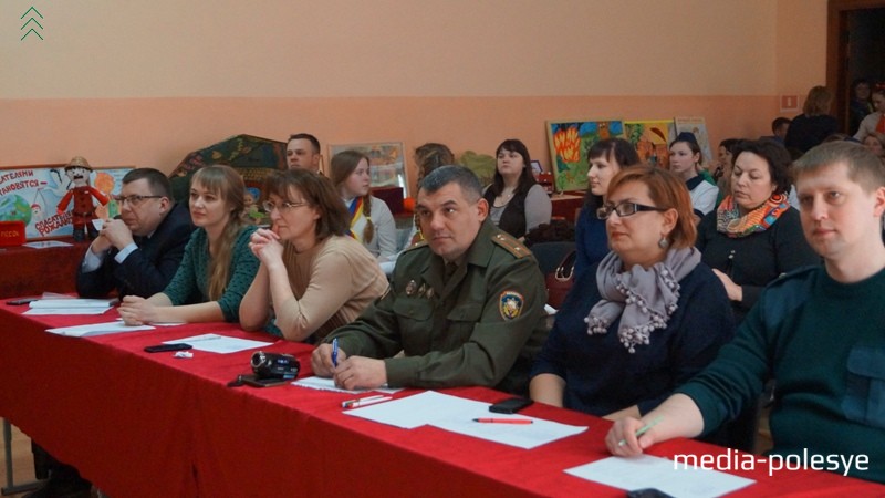 Строгое жюри. Представитель Пинского ГРОЧС Олег Червяковский в центре    