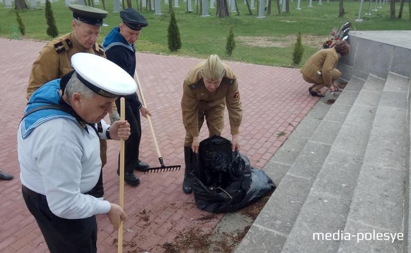 Участники поездки помогли в уборке захоронений советских солдат в Мюнхенберге