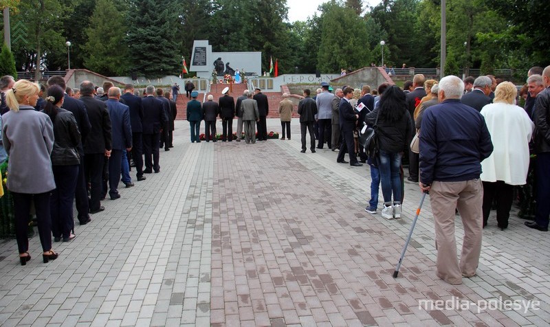 Участники митинга выстроились в  две колонны