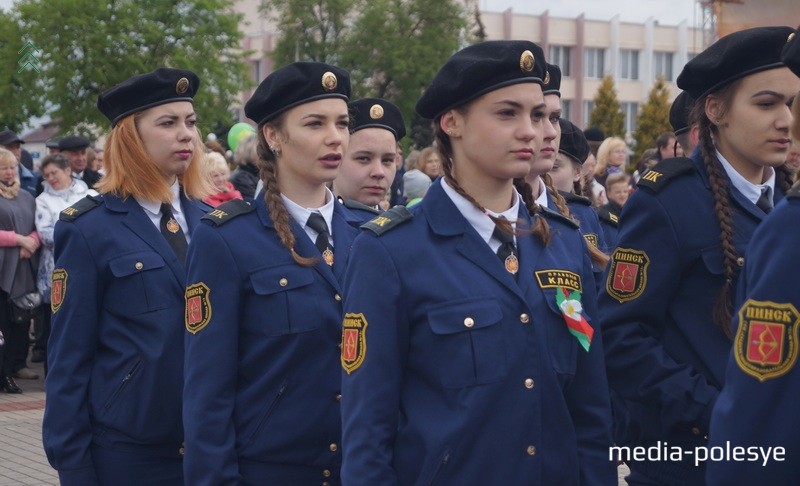 В параде участвовали представители военно-патриотических и правовых классов пинских школ и гимназий